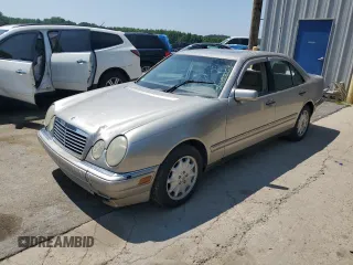 1999 Mercedes-Benz E-Class with VIN WDBJF65H2XA796208, listed as a Copart auction lot 62738904 with 156,283 mi miles and Salvage Title. Bid and sale history available at carsss.com. Image 1.
