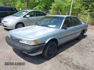 1988 Toyota Camry z VIN JT2SV21E1J3181554, wystawiony jako IAAI lot #42158520 z przebiegiem 167 012 mil mil oraz . Historia ofert i sprzedaży dostępna na DreamBid. Obrazek 2.