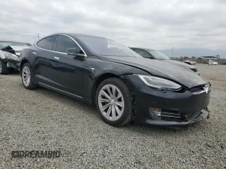 2019 Tesla Model S 75D with VIN 5YJSA1E25KF299740, listed as a Copart auction lot 55821595 with 140,385 mi miles and Salvage title. Bid and sale history available at DreamBid. Image 4.