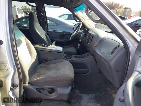 2000 Ford Expedition XLT with VIN 1FMRU1560YLC21781, listed as a IAAI auction lot 41558097 with 218,477 mi miles. Bid and sale history available at carsss.com. Image 5.