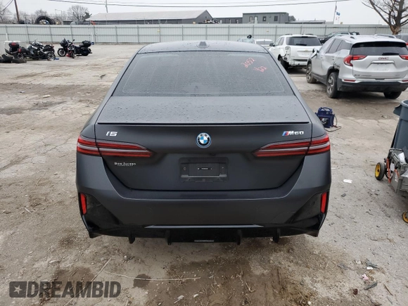 2024 BMW i5 M60 z VIN WBY43FK05RCR32052, wystawiony jako Copart lot #85559624 z przebiegiem 5 913 mil mil oraz Nie do naprawy • Non repairable. Historia ofert i sprzedaży dostępna na DreamBid. Obrazek 6.