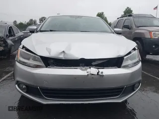 2011 Volkswagen Jetta SEL z VIN 3VWLX7AJ3BM351393, wystawiony jako IAAI lot #42241299 z przebiegiem 130 903 mil mil oraz . Historia ofert i sprzedaży dostępna na DreamBid. Obrazek 6.