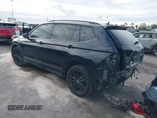 2022 Volkswagen Tiguan SE R-Line Black z VIN 3VVCB7AX6NM165794, wystawiony jako IAAI lot #42057380 z przebiegiem 25 700 mil mil oraz . Historia ofert i sprzedaży dostępna na DreamBid. Obrazek 3.