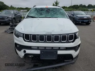 2024 Jeep Compass Latitude z VIN 3C4NJDBN0RT607051, wystawiony jako Copart lot #64187765 z przebiegiem 26 105 mil mil oraz Nie do naprawy • Non repairable. Historia ofert i sprzedaży dostępna na DreamBid. Obrazek 6.