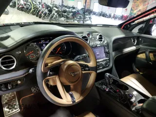 2020 Bentley Bentayga V8 z VIN SJAAM2ZV9LC031383, wystawiony jako Copart lot #74666394 z przebiegiem 30 830 mil mil oraz Szkoda całkowita • Salvage title. Historia ofert i sprzedaży dostępna na DreamBid. Obrazek 7.