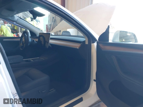 2024 Tesla Model Y Long Range z VIN 7SAYGDEE7RA294649, wystawiony jako IAAI lot #42022150 z przebiegiem 9 110 mil mil oraz . Historia ofert i sprzedaży dostępna na DreamBid. Obrazek 5.