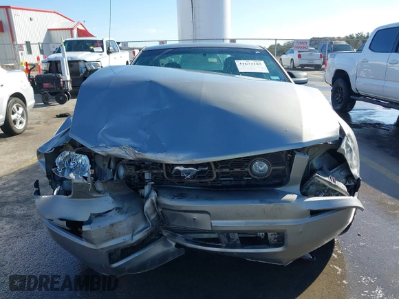 2008 Ford Mustang Deluxe with VIN 1ZVHT80N085170844, listed as a IAAI auction lot 41673185 with 274,392 mi miles. Bid and sale history available at carsss.com. Image 12.