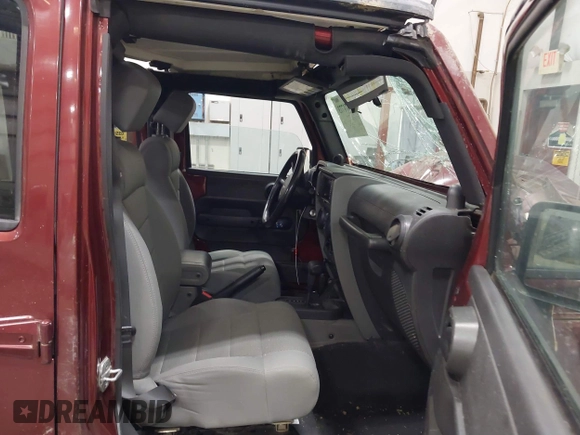 2007 Jeep Wrangler Unlimited Sahara z VIN 1J4GA59157L218278, wystawiony jako IAAI lot #41871773 z przebiegiem 145 992 mil mil oraz . Historia ofert i sprzedaży dostępna na DreamBid. Obrazek 5.