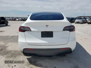 2024 Tesla Model Y Long Range z VIN 7SAYGDEE0RA313929, wystawiony jako Copart lot #59548725 z przebiegiem Nie podano mil oraz Szkoda całkowita • Salvage title. Historia ofert i sprzedaży dostępna na DreamBid. Obrazek 6.