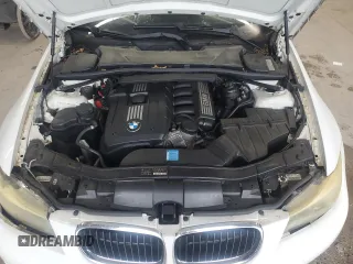 2009 BMW 3 Series 328i z VIN WBAPH77519NM27606, wystawiony jako Copart lot #58413525 z przebiegiem 240 647 mil mil oraz Tytuł czysty. Historia ofert i sprzedaży dostępna na DreamBid. Obrazek 11.