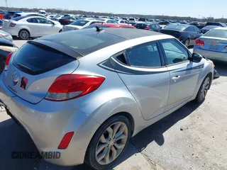 2013 Hyundai Veloster w/Black Int z VIN KMHTC6AD3DU092305, wystawiony jako IAAI lot #41721717 z przebiegiem 158 534 mil mil oraz . Historia ofert i sprzedaży dostępna na DreamBid. Obrazek 4.