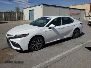 2022 Toyota Camry SE z VIN 4T1T11AK9NU661358, wystawiony jako Copart lot #55063025 z przebiegiem 61 593 mil mil oraz Szkoda całkowita • Salvage title. Historia ofert i sprzedaży dostępna na DreamBid. Obrazek 1.