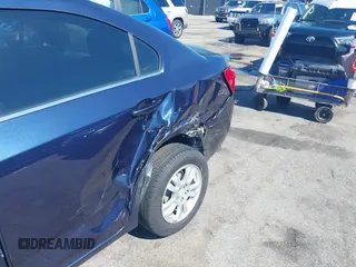 2015 Chevrolet Sonic LT z VIN 1G1JC5SB5F4177676, wystawiony jako IAAI lot #42230662 z przebiegiem 155 884 mil mil oraz . Historia ofert i sprzedaży dostępna na DreamBid. Obrazek 17.