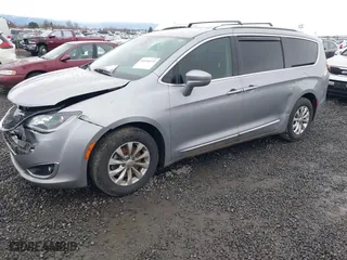 2019 Chrysler Pacifica Touring L with VIN 2C4RC1BGXKR561510, listed as a IAAI auction lot 41516173 with 135,115 mi miles. Bid and sale history available at carsss.com. Image 17.