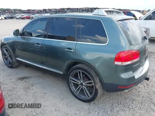 2004 Volkswagen Touareg z VIN WVGCM77L24D061029, wystawiony jako IAAI lot #42196634 z przebiegiem 221 240 mil mil oraz . Historia ofert i sprzedaży dostępna na DreamBid. Obrazek 3.