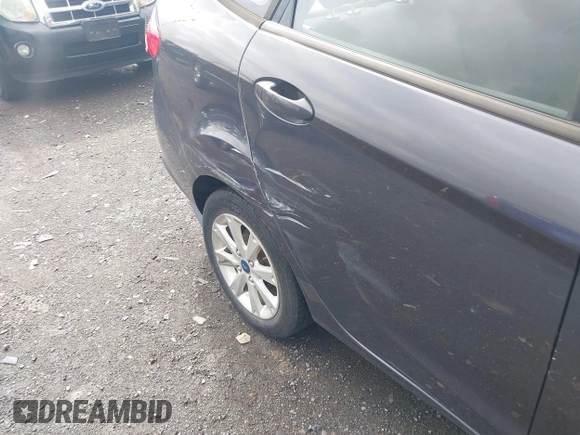 2013 Ford Fiesta SE z VIN 3FADP4BJ3DM142247, wystawiony jako IAAI lot #42337359 z przebiegiem 149 711 mil mil oraz . Historia ofert i sprzedaży dostępna na DreamBid. Obrazek 6.