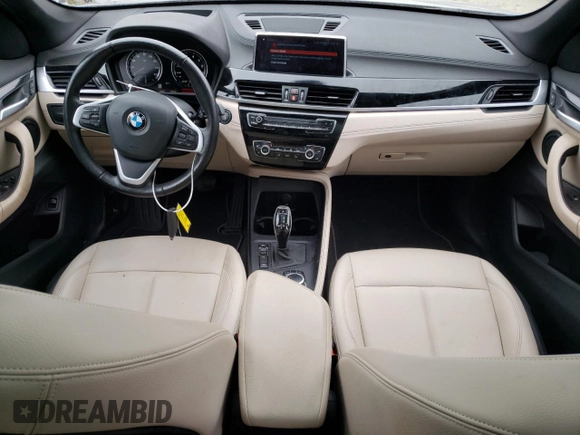 2021 BMW X1 xDrive28i z VIN WBXJG9C06M5T81056, wystawiony jako Copart lot #48388235 z przebiegiem 64 863 mil mil oraz Szkoda całkowita • Salvage title. Historia ofert i sprzedaży dostępna na DreamBid. Obrazek 8.