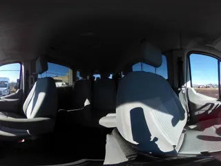 2018 Ford Transit Passenger XL z VIN 1FBZX2CM8JKA52497, wystawiony jako IAAI lot #41553720 z przebiegiem 81 714 mil mil oraz . Historia ofert i sprzedaży dostępna na DreamBid. Obrazek 20.