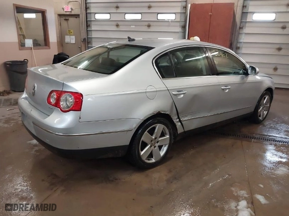 2008 Volkswagen Passat Sedan Komfort with VIN WVWAK73CX8E009882, listed as a IAAI auction lot 41724462 with NaN miles. Bid and sale history available at carsss.com. Image 4.