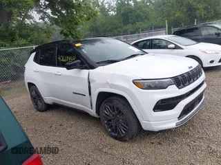2023 Jeep Compass (RED) Edition z VIN 3C4NJDCN0PT524005, wystawiony jako IAAI lot #42628948 z przebiegiem 34 737 mil mil oraz . Historia ofert i sprzedaży dostępna na DreamBid. Obrazek 13.