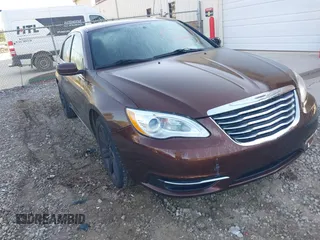 2013 Chrysler 200 Touring z VIN 1C3CCBBB7DN549447, wystawiony jako IAAI lot #42237639 z przebiegiem 145 307 mil mil oraz . Historia ofert i sprzedaży dostępna na DreamBid. Obrazek 6.