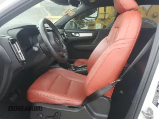 2019 Volvo XC40 Momentum z VIN YV4AC2HK3K2068990, wystawiony jako Copart lot #56154375 z przebiegiem Nie podano mil oraz Nie do naprawy • Non repairable. Historia ofert i sprzedaży dostępna na DreamBid. Obrazek 7.