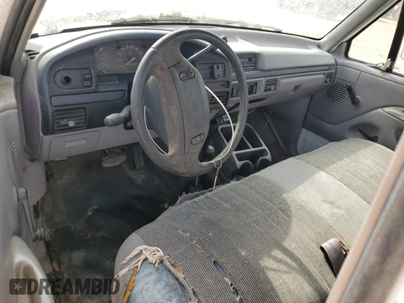 1997 Ford F-250 z VIN 3FTHF26H5VMA18931, wystawiony jako Copart lot #57015965 z przebiegiem 244 027 mil mil oraz Czysty tytuł • Clean title. Historia ofert i sprzedaży dostępna na DreamBid. Obrazek 8.