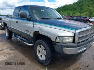 1998 Dodge 1500 z VIN 3B7HF13Y8WG131724, wystawiony jako IAAI lot #42214113 z przebiegiem 223 535 mil mil oraz . Historia ofert i sprzedaży dostępna na DreamBid. Obrazek 1.