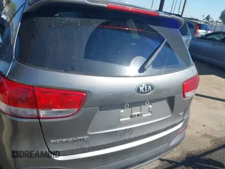 2018 Kia Sorento L z VIN 5XYPG4A39JG339992, wystawiony jako IAAI lot #41862512 z przebiegiem 119 430 mil mil oraz . Historia ofert i sprzedaży dostępna na DreamBid. Obrazek 17.