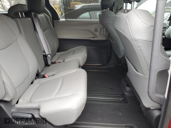 2022 Toyota Sienna XLE with VIN 5TDYRKEC8NS130037, listed as a Copart auction lot 48022555 with 31,357 mi miles and Salvage Title. Bid and sale history available at carsss.com. Image 11.