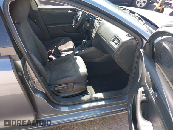 2013 Volkswagen Jetta S с VIN 3VW2K7AJ2DM379876, выставлен на аукционе IAAI как лот 42302215 с пробегом 157 477 миль миль и . История ставок и продаж доступна на DreamBid. Изображение 5.