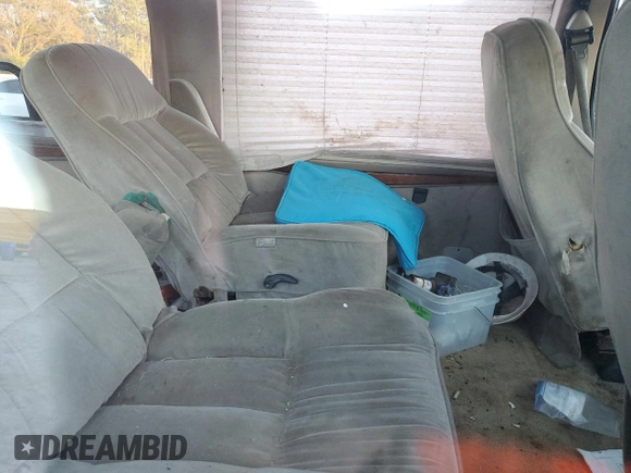 2000 Ford Econoline Cargo Recreational z VIN 1FDRE14L0YHC03661, wystawiony jako Copart lot #89268275 z przebiegiem 277 787 mil mil oraz Czysty tytuł • Clean title. Historia ofert i sprzedaży dostępna na DreamBid. Obrazek 11.
