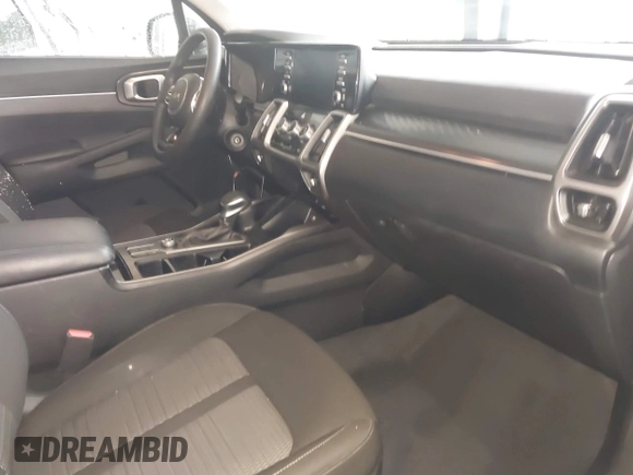 2022 Kia Sorento LX z VIN 5XYRG4LC9NG076804, wystawiony jako IAAI lot #42288908 z przebiegiem 56 750 mil mil oraz . Historia ofert i sprzedaży dostępna na DreamBid. Obrazek 5.