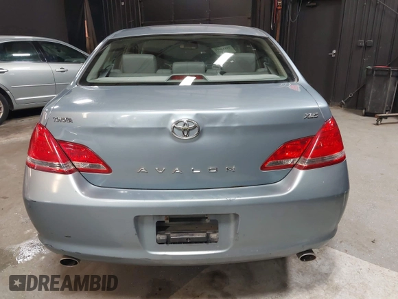 2007 Toyota Avalon XL z VIN 4T1BK36B17U189303, wystawiony jako IAAI lot #41614917 z przebiegiem 238 114 mil mil oraz . Historia ofert i sprzedaży dostępna na DreamBid. Obrazek 16.