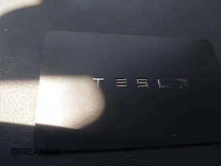 2020 Tesla Model 3 Standard Range Plus z VIN 5YJ3E1EAXLF806360, wystawiony jako IAAI lot #42386624 z przebiegiem 69 916 mil mil oraz . Historia ofert i sprzedaży dostępna na DreamBid. Obrazek 11.