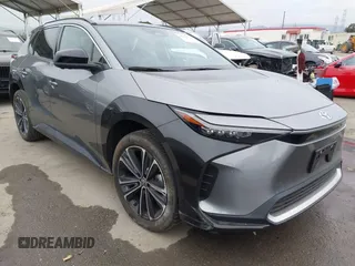 2024 Toyota bZ4X XLE z VIN JTMABACA9RA064702, wystawiony jako IAAI lot #42064771 z przebiegiem 9689 mil mil oraz . Historia ofert i sprzedaży dostępna na DreamBid. Obrazek 1.