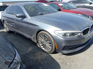 2019 BMW 5 Series 540i z VIN WBAJE5C50KWW41835, wystawiony jako IAAI lot #42119185 z przebiegiem 45 221 mil mil oraz . Historia ofert i sprzedaży dostępna na DreamBid. Obrazek 1.