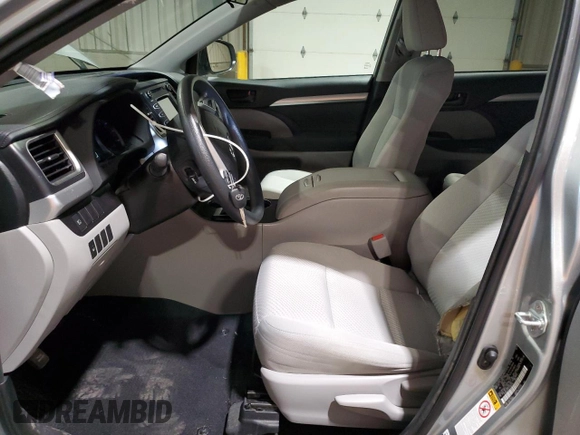 2018 Toyota Highlander LE z VIN 5TDBZRFH5JS889246, wystawiony jako Copart lot #57816195 z przebiegiem 50 747 mil mil oraz Szkoda całkowita • Salvage title. Historia ofert i sprzedaży dostępna na DreamBid. Obrazek 7.