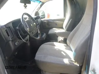 2015 Chevrolet Express Cargo z VIN 1GCWGFCFXF1154467, wystawiony jako IAAI lot #42408978 z przebiegiem 113 657 mil mil oraz . Historia ofert i sprzedaży dostępna na DreamBid. Obrazek 1.