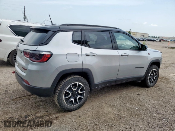 2024 Jeep Compass Trailhawk z VIN 3C4NJDDN7RT149862, wystawiony jako Copart lot #62734775 z przebiegiem 27 346 mil mil oraz Czysty tytuł • Clean title. Historia ofert i sprzedaży dostępna na DreamBid. Obrazek 3.
