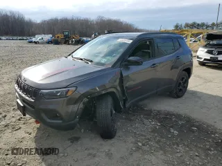 2023 Jeep Compass Trailhawk z VIN 3C4NJDDN1PT571848, wystawiony jako Copart lot #45326495 z przebiegiem 6 251 mil mil oraz Szkoda całkowita • Salvage title. Historia ofert i sprzedaży dostępna na DreamBid. Obrazek 1.