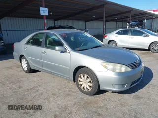 2005 Toyota Camry LE z VIN 4T1BE30K65U543152, wystawiony jako IAAI lot #42183864 z przebiegiem 228 285 mil mil oraz . Historia ofert i sprzedaży dostępna na DreamBid. Obrazek 1.
