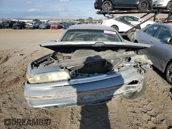 1997 Ford Crown Victoria LX z VIN 2FALP74W1VX206832, wystawiony jako Copart lot #51716425 z przebiegiem 325 063 mil mil oraz Szkoda całkowita • Salvage title. Historia ofert i sprzedaży dostępna na DreamBid. Obrazek 5.
