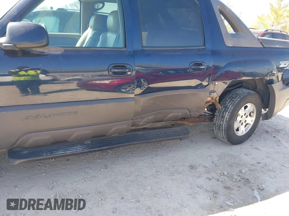2004 Chevrolet Avalanche Z71 with VIN 3GNEK12T84G225711, listed as a IAAI auction lot 42051081 with 204,049 mi miles. Bid and sale history available at carsss.com. Image 6.