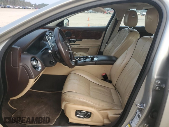 2014 Jaguar XJ with VIN SAJWA2GZ8E8V60138, listed as a Copart auction lot 86384064 with 137,190 mi miles and Salvage Title. Bid and sale history available at carsss.com. Image 7.