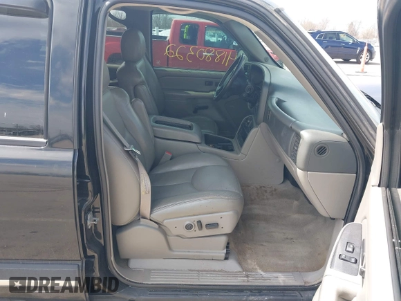 2005 Chevrolet Tahoe Z71 z VIN 1GNEK13T45R111138, wystawiony jako IAAI lot #41880322 z przebiegiem Nie podano mil oraz . Historia ofert i sprzedaży dostępna na DreamBid. Obrazek 5.