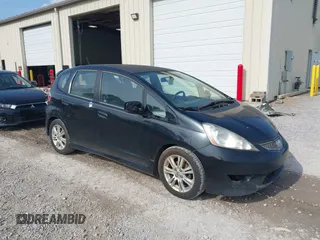 2009 Honda Fit Sport z VIN JHMGE88479S000843, wystawiony jako IAAI lot #42453423 z przebiegiem 329 299 mil mil oraz . Historia ofert i sprzedaży dostępna na DreamBid. Obrazek 1.