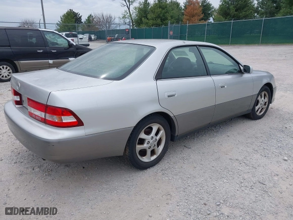 2001 Lexus ES 300 with VIN JT8BF28G015112689, listed as a IAAI auction lot 42075076 with 241,147 mi miles. Bid and sale history available at carsss.com. Image 4.