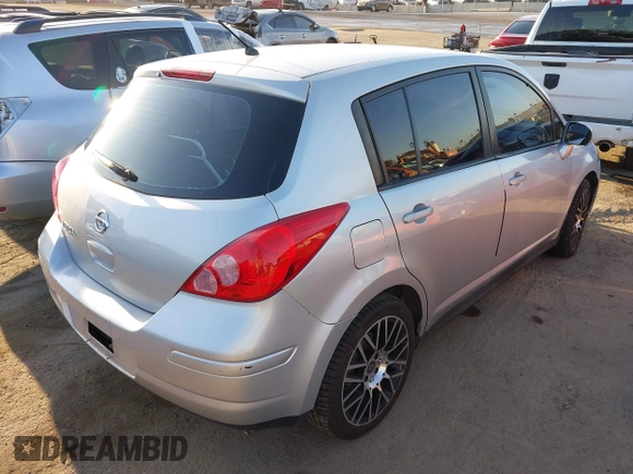 2011 Nissan Versa S z VIN 3N1BC1CP2BL448005, wystawiony jako IAAI lot #41819138 z przebiegiem 165 936 mil mil oraz . Historia ofert i sprzedaży dostępna na DreamBid. Obrazek 4.