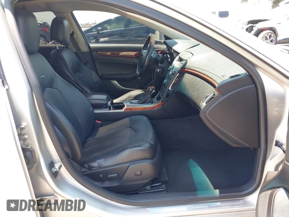2008 Cadillac CTS RWD z VIN 1G6DV57V880153063, wystawiony jako IAAI lot #42440277 z przebiegiem 158 312 mil mil oraz . Historia ofert i sprzedaży dostępna na DreamBid. Obrazek 5.